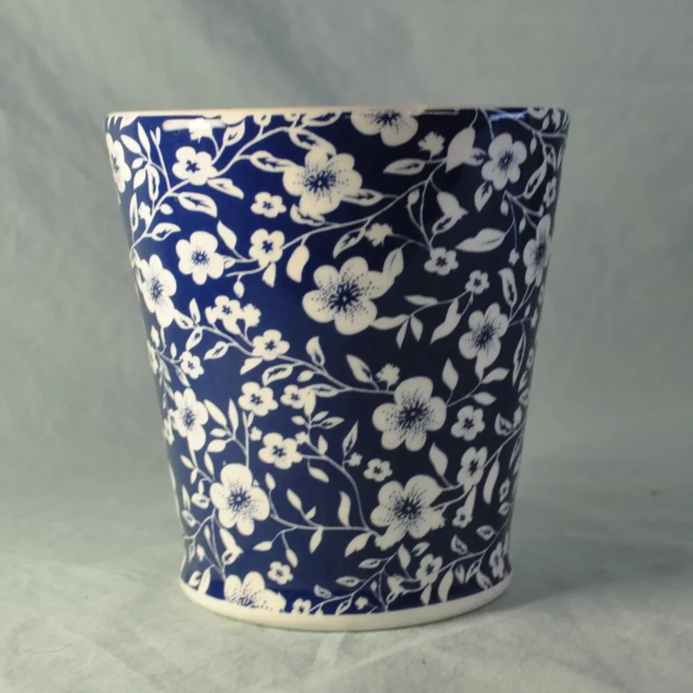 TWO 14 oz mug blue & white floral sur la table (w1261)